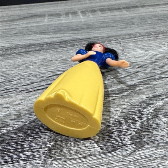 McDonald’s | Disney: Snow White & Pocahontas Miniature Dolls - Happy Meal Toys - Picture 6 of 14